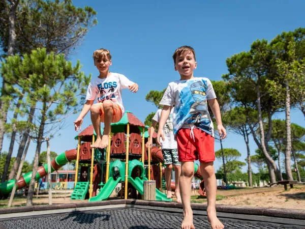 Une aire de jeux au camping de Roan Union Lido.