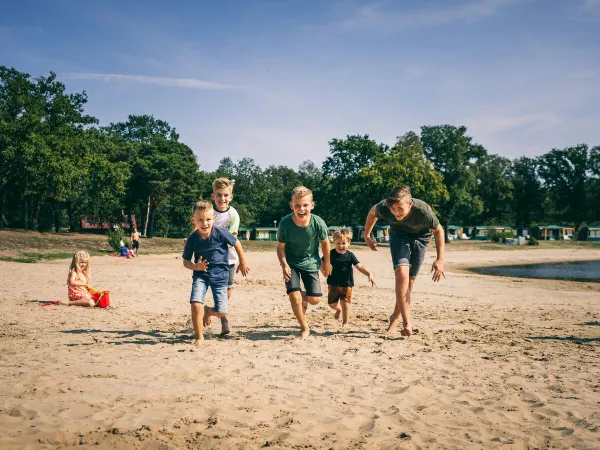 La plage de sable près de la piscine naturelle du camping Roan De Schatberg.