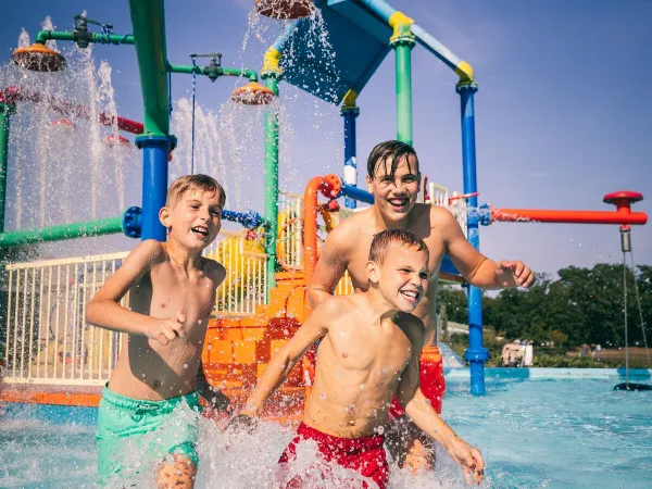 Nagez dans la piscine extérieure avec aire de jeux d'eau au Roan camping De Schatberg.