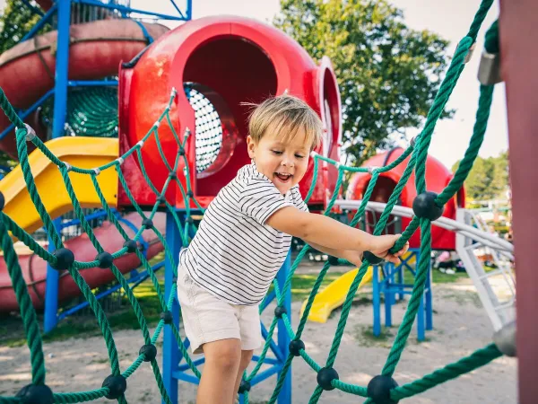 L'aire de jeux extérieure du camping Roan De Schatberg.