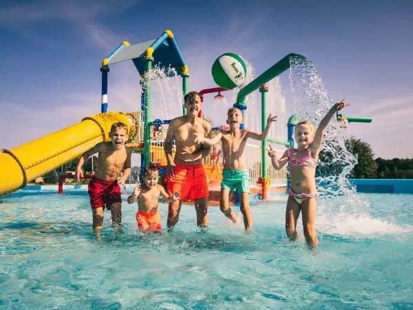 L'aire de jeux d'eau du camping Roan De Schatberg.