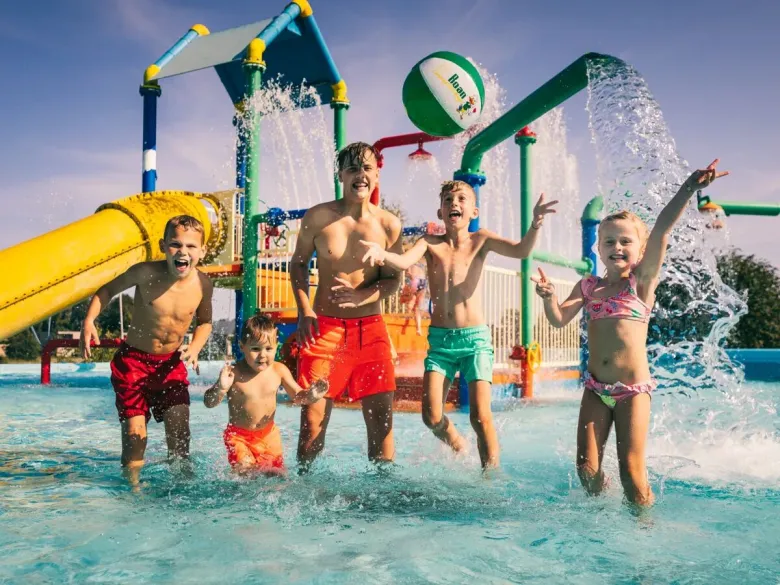 L'aire de jeux d'eau du camping Roan De Schatberg.