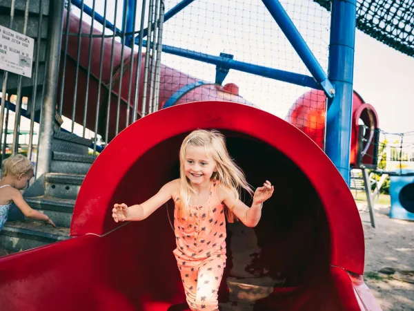 Glisser sur l'aire de jeux du camping Roan De Schatberg.