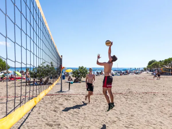 Volley-ball sur la plage du camping Roan Zaton Holiday resort.