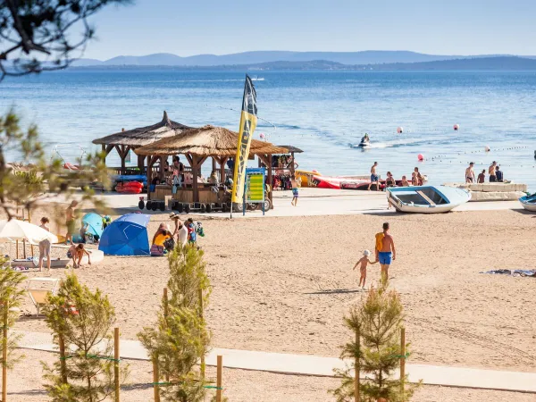 Plage avec installations de sports nautiques au camping Roan Zaton Holiday resort.