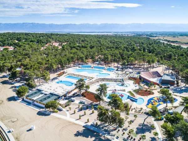 Vue d'ensemble de la plage et de la piscine du camping Roan Zaton Holiday resort.