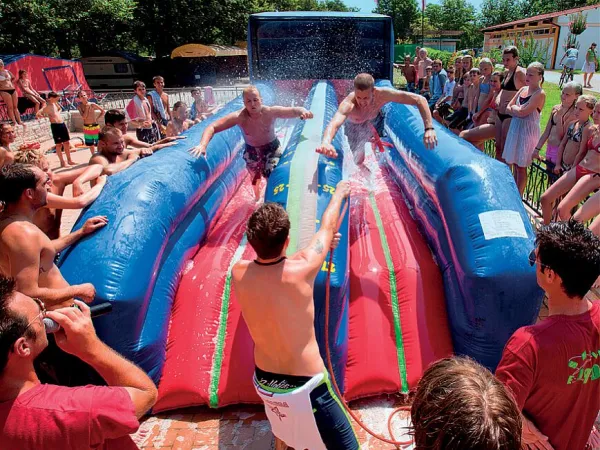 Une activité de divertissement au camping Roan Bijela Uvala.