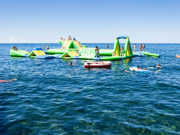 Coussins d'air dans la mer au Roan camping Park Umag.