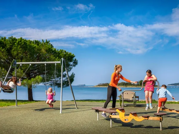 Aire de jeux au camping Roan Polari.