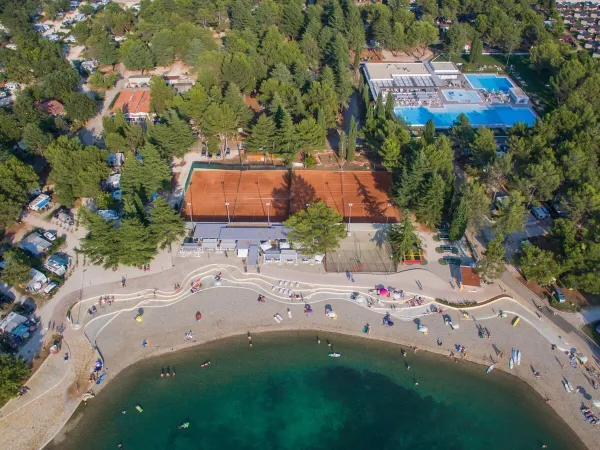 Vue aérienne de la plage de galets et du bar de plage du camping Roan Valkanela.