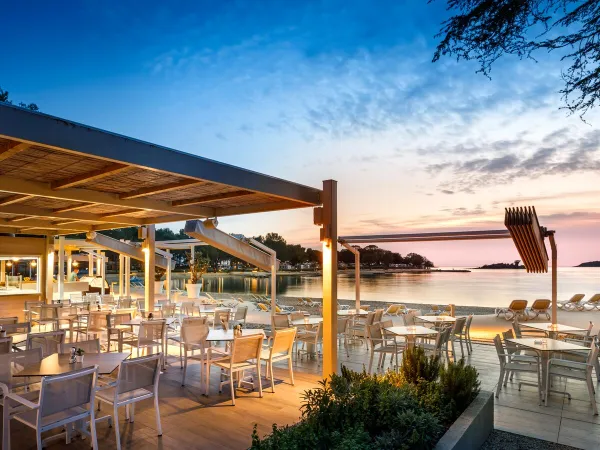 Terrasse lounge en bord de mer au camping Roan Valkanela.