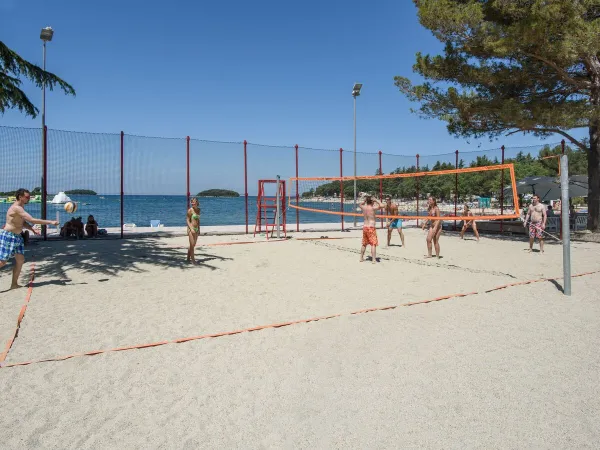 Volley-ball de plage au camping Roan Valkanela.