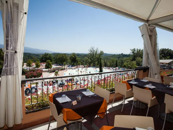 Vue de la piscine depuis le balcon du restaurant du camping Roan hu Norcenni Girasole village.