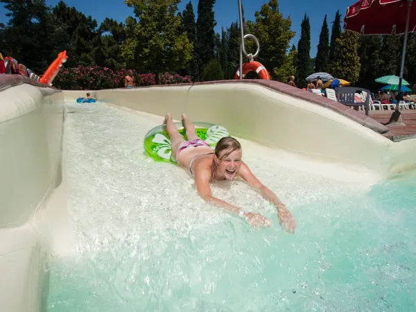 Toboggan dans la piscine du camping Roan hu Norcenni Girasole village.