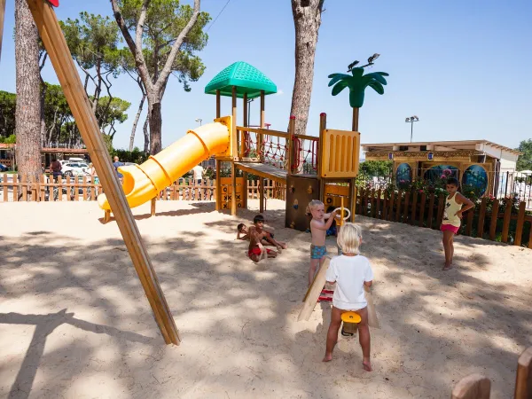 Enfants jouant dans la cour de récréation.