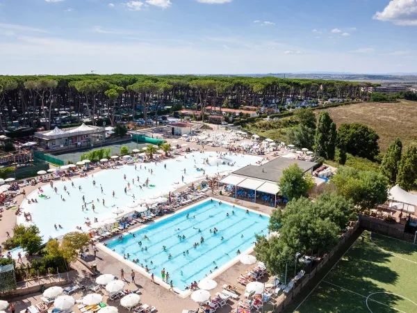 Vue d'ensemble de la piscine du camping Roan Fabulous.