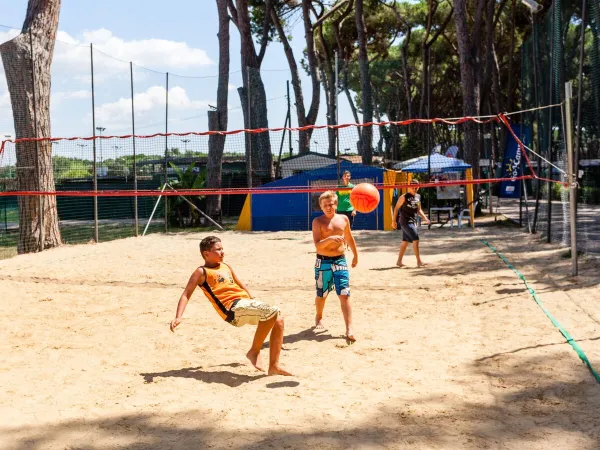 De jeunes enfants jouent au volley-ball au camping hu Fabulous village.