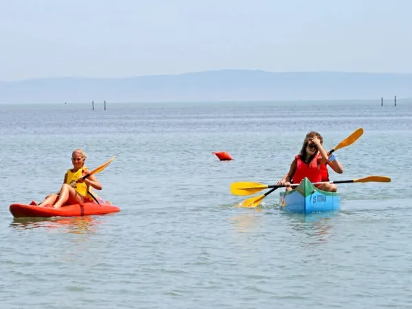 Canoë sur la plage du camping Roan Turistico.