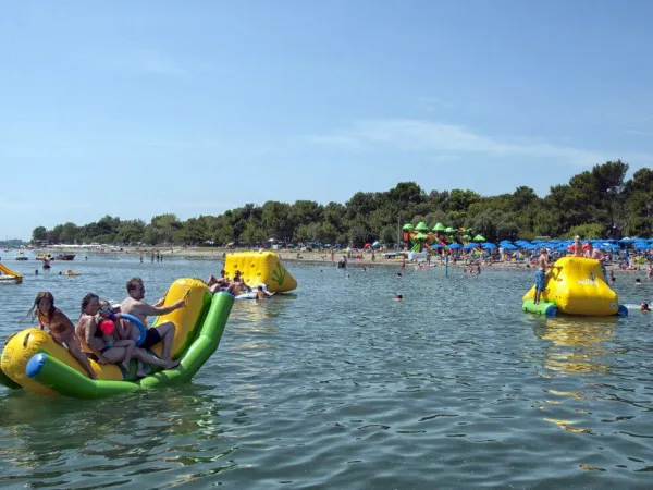 Coussins d'air dans la mer au camping Roan Turistico.