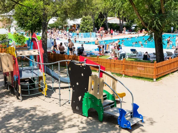 Aire de jeux au bord de la piscine du Roan Ca'Savio.