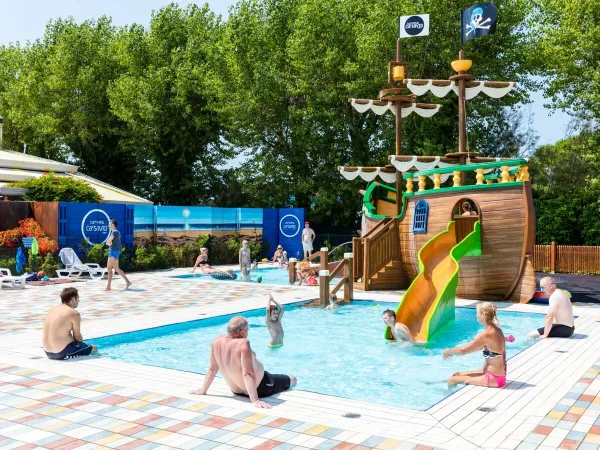 Piscine pour enfants avec toboggan au camping Roan Ca'Savio.