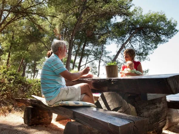 Manger à une table de pique-nique au camping de Roan Cikat.