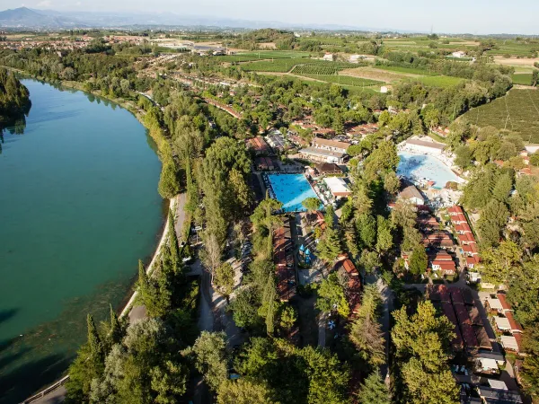 Vue aérienne du camping Roan hu Altomincio village.