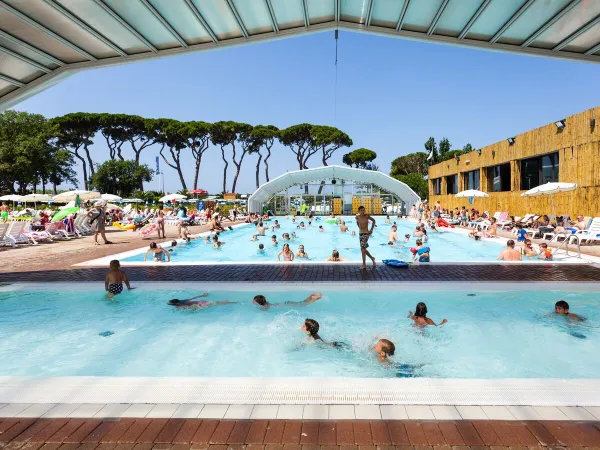 Piscine qui peut être couverte au Roan camping Park Albatros.