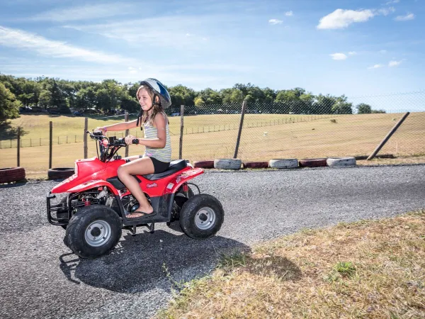 Miniquad à cheval au camping de Roan Avit Loisirs.