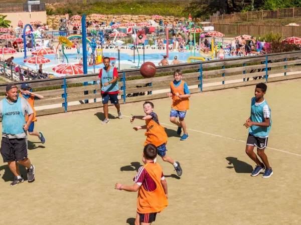 Jouer au basket au camping de Roan Avit Loisirs.