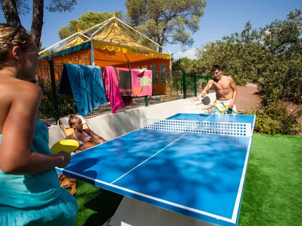 Tennis de table au camping Roan La Pierre Verte.