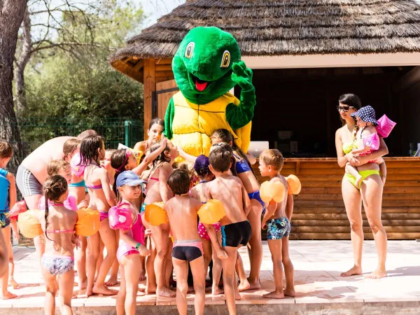 Mascotte de divertissement active au camping Roan La Pierre Verte.