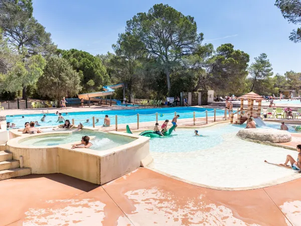 Emplacement des installations de natation au camping Roan La Pierre Verte.