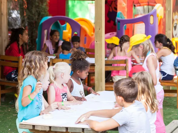 Activité pour les enfants au camping Roan Domaine Naïades.