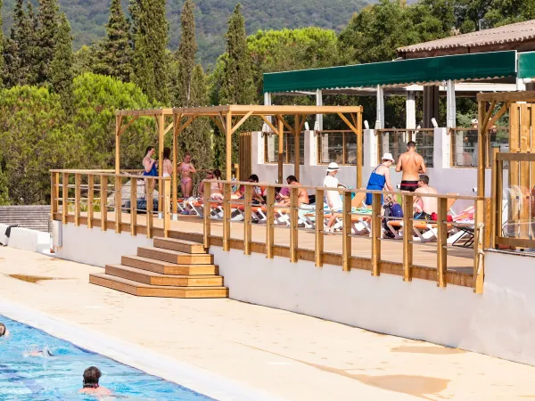 Transats au bord de la piscine du camping Roan Domaine Naïades.