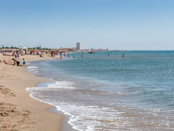 Plage de sable et mer à proximité du camping Roan Les Sablines.