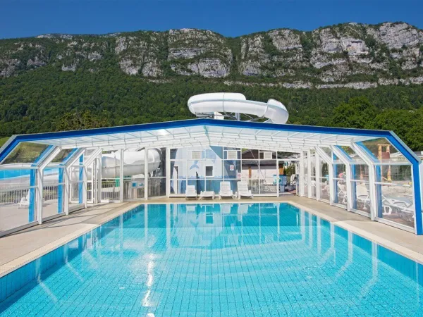 Piscine couverte au camping Roan L'Ideal.