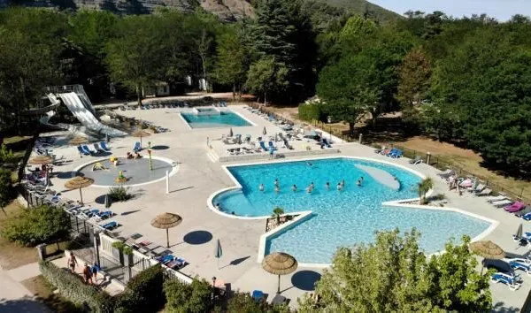 Vue d'ensemble de la piscine du camping Roan La Grand Terre.