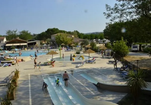 Vue d'ensemble de la piscine du camping Roan La Grand'Terre.