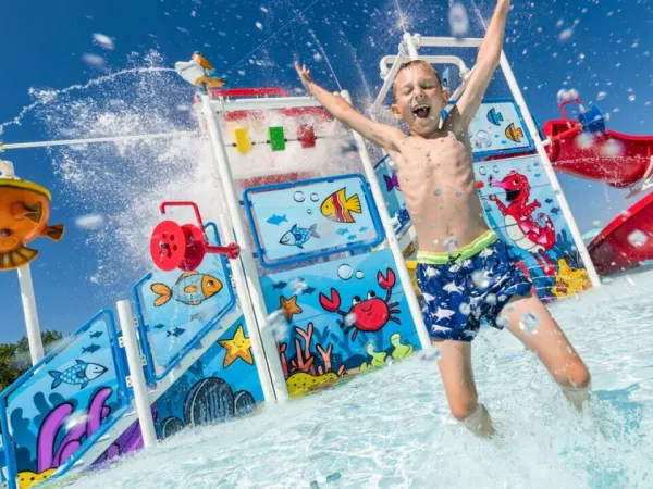 Aire de jeux aquatiques au camping Roan Park Umag.