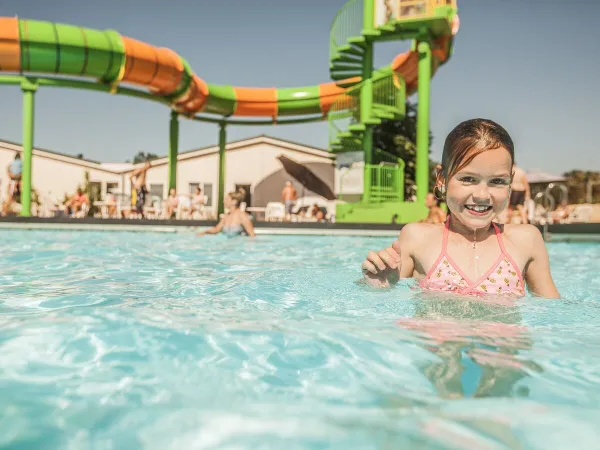 La piscine extérieure avec toboggan du Roan camping De Schatberg.