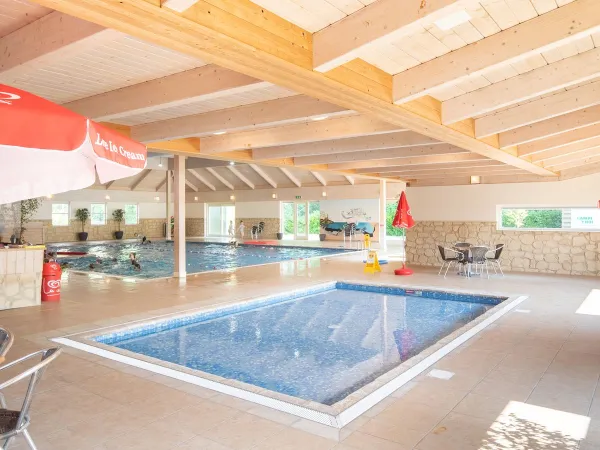 Piscine couverte au camping Roan Marvilla Parks Friese Meren.