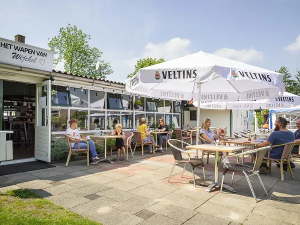 Terrasse confortable au camping Roan Marvilla Parks Friese Meren.