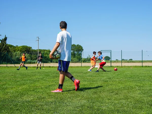 Terrain de football au camping Roan Union Lido.