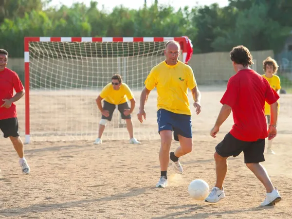 2 équipes jouent au football au Roan Camping El Pinar.