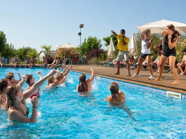 Des personnes participent aux séances d'aquagym au Roan Camping El Pinar.