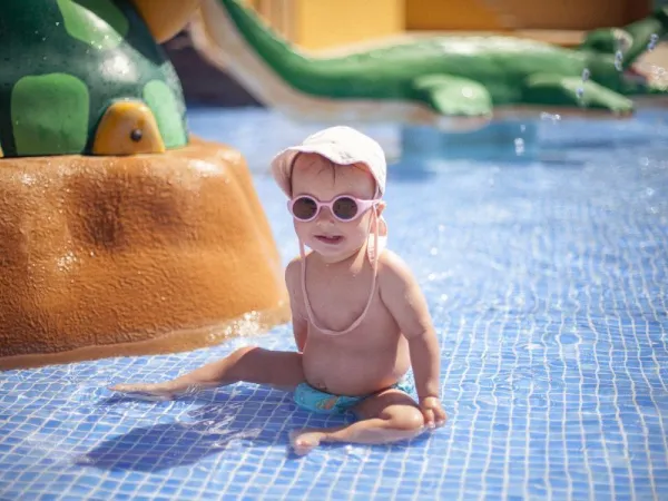 Enfant dans l'eau au camping Roan Tucan.