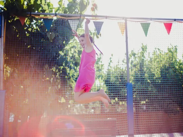 Saut en trampoline au camping Roan Tucan.