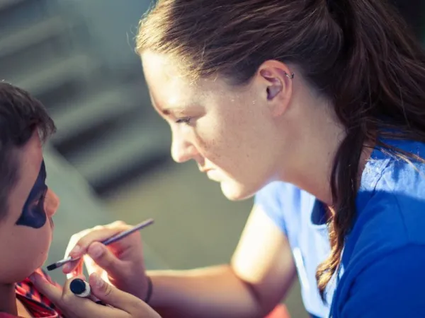 Activité de maquillage au camping Roan Tucan.