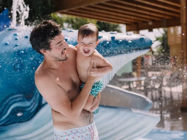 Père et fils au camping Roan Caballo de Mar.